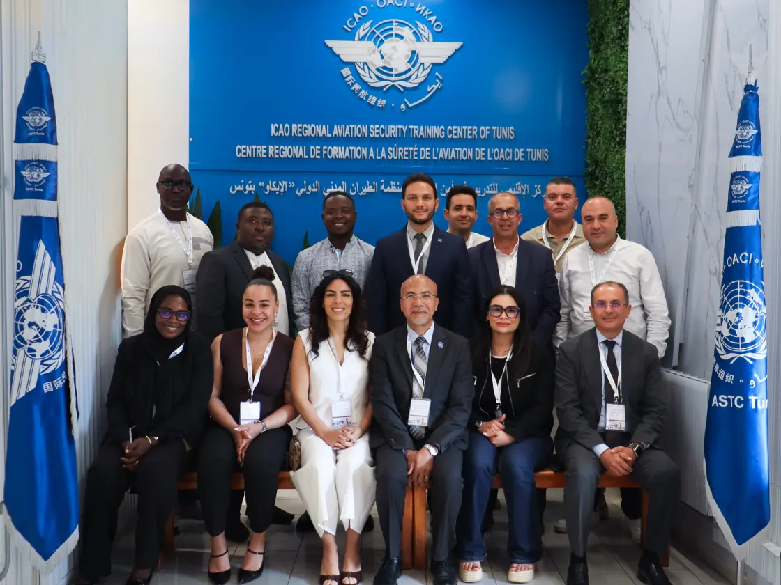 Participants et équipe de l’AFSAC réunis dans le hall du Centre régional de formation à la sûreté de l’aviation de l’OACI de Tunis