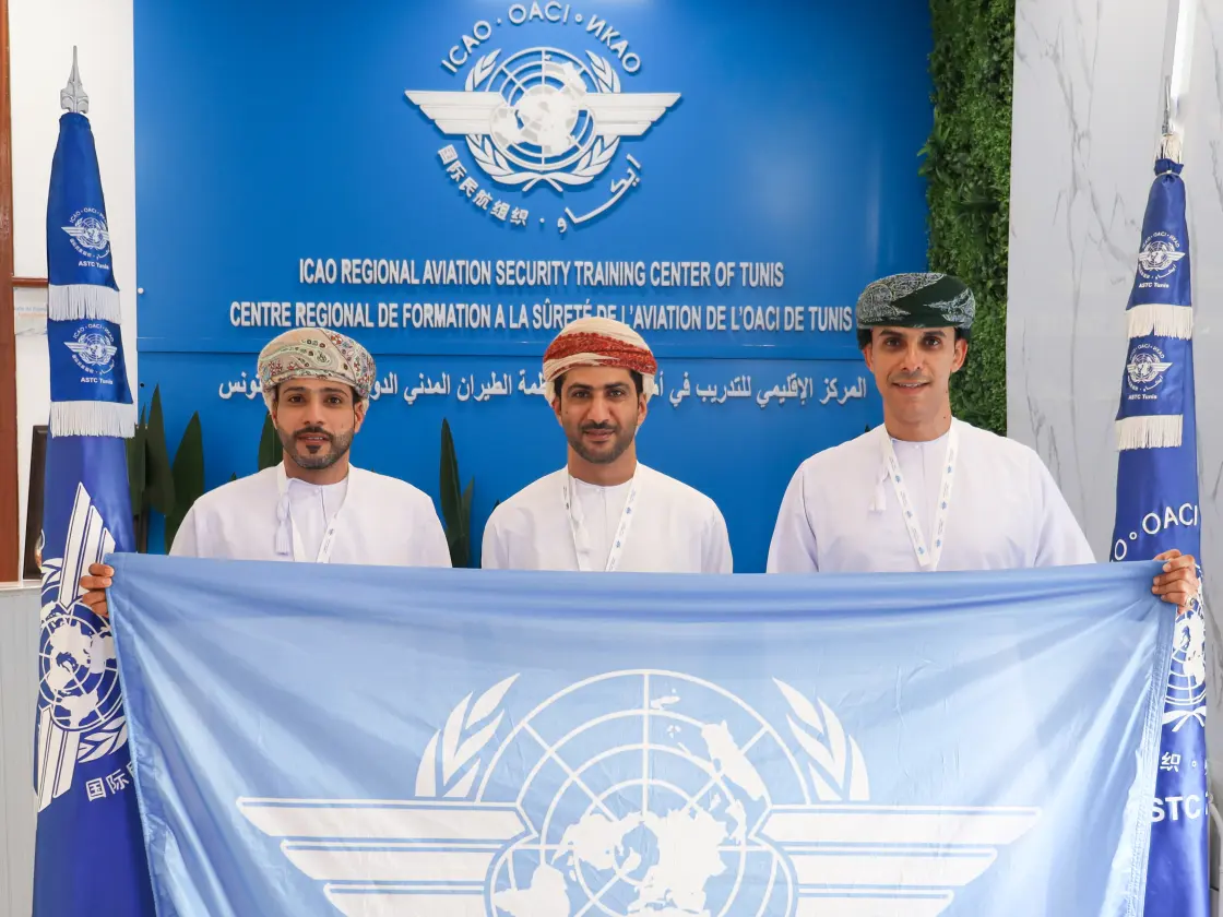 Stagiaires venus de la région déployant le drapeau de l’OACI à l’ouverture de deux sessions de formation