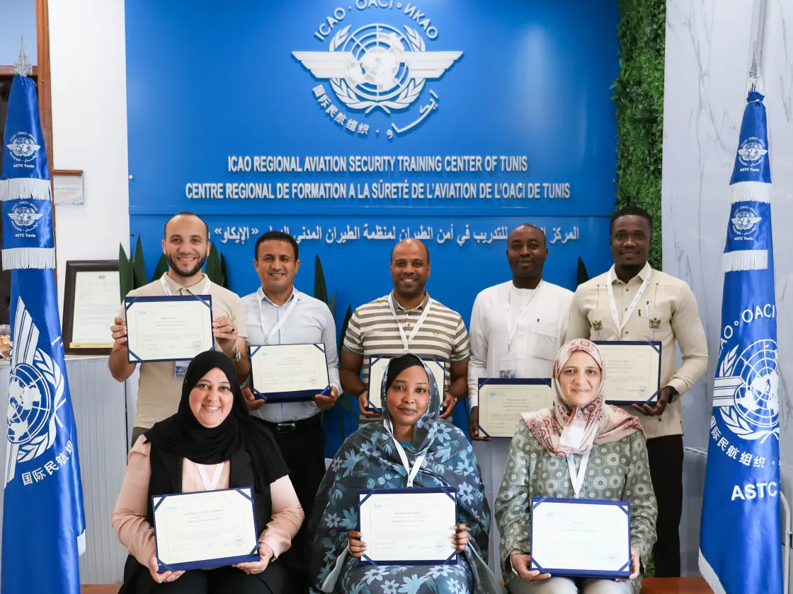 Stagiaires présentant leur certificat à l’issue d’une session de formation à la sûreté de l’aviation