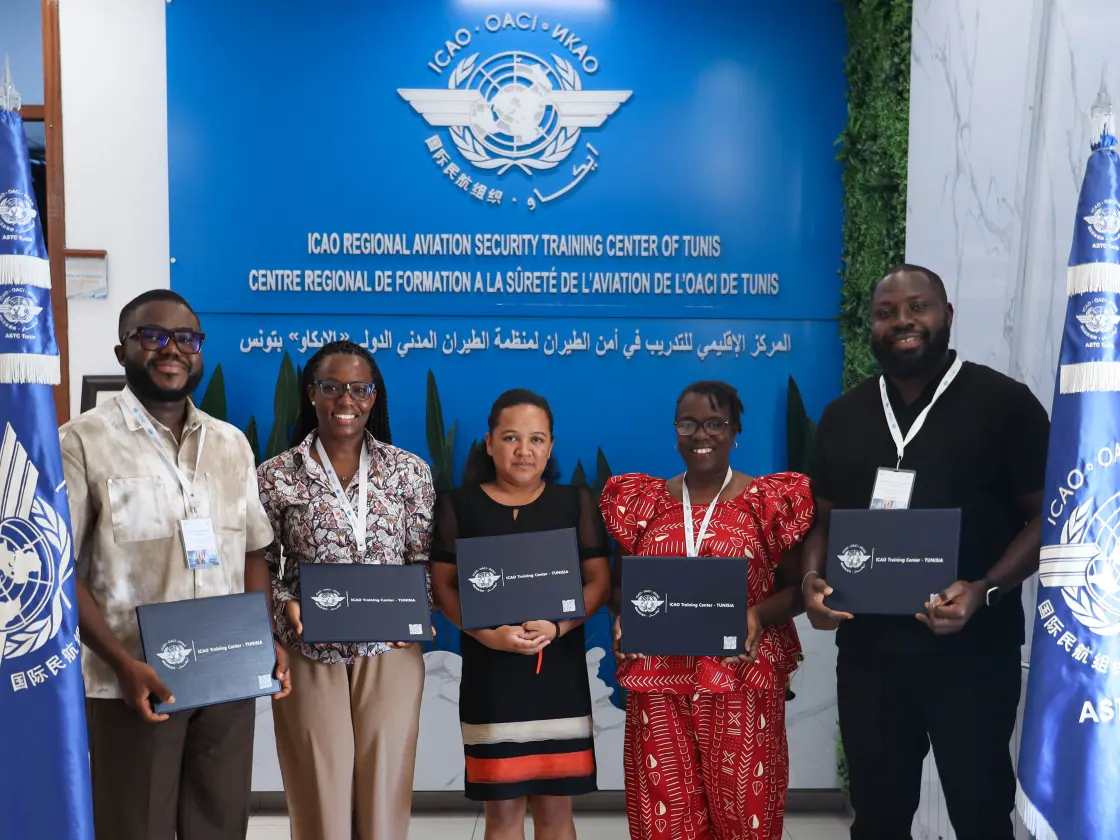 Participants d’un cours pour inspecteurs de la sûreté de l’aviation avec leur attestation