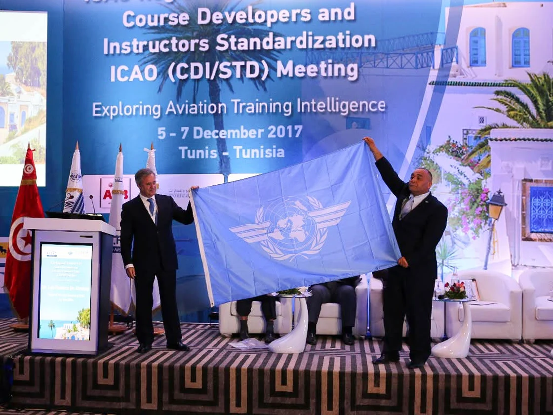 Remise du drapeau de l’OACI lors de la réunion Course Developers and Instructors Standardization (CDI/STD) de l’OACI à Tunis, décembre 2017